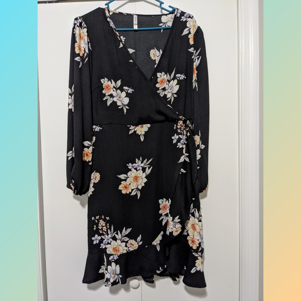 Women's Long Sleeved V-Neck Floral Tie-Waist Dress